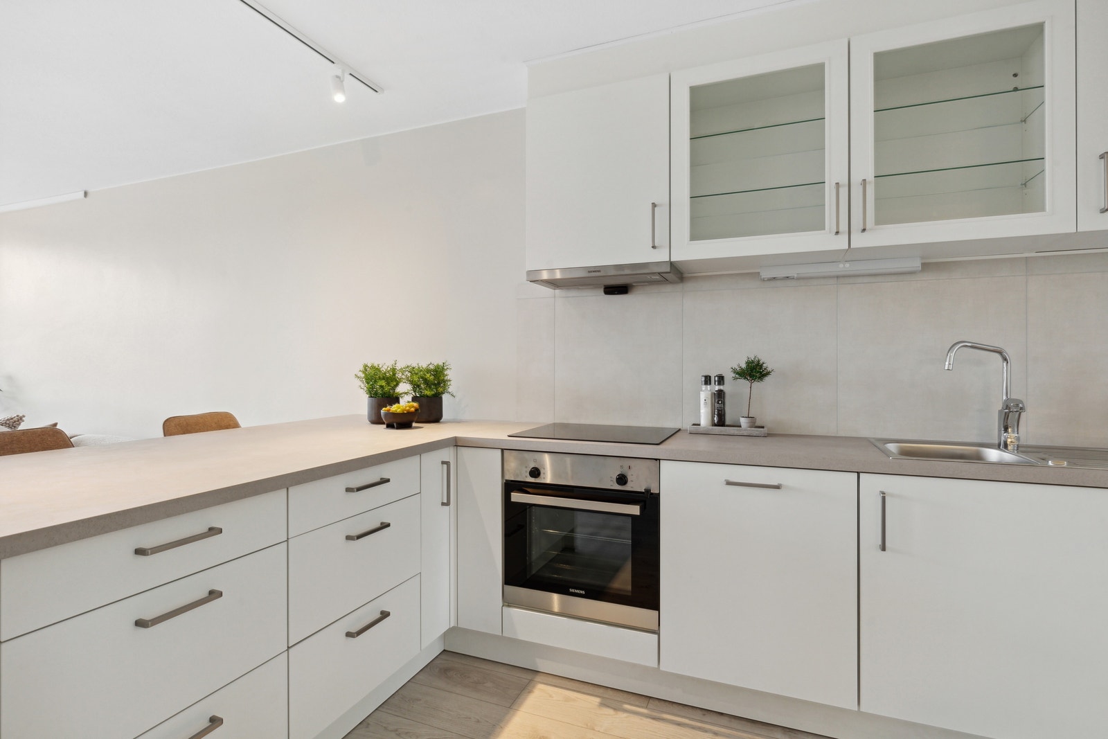 Leilighetens kjøkken - med integrerte hvitevarer fra Siemens Galleribilde