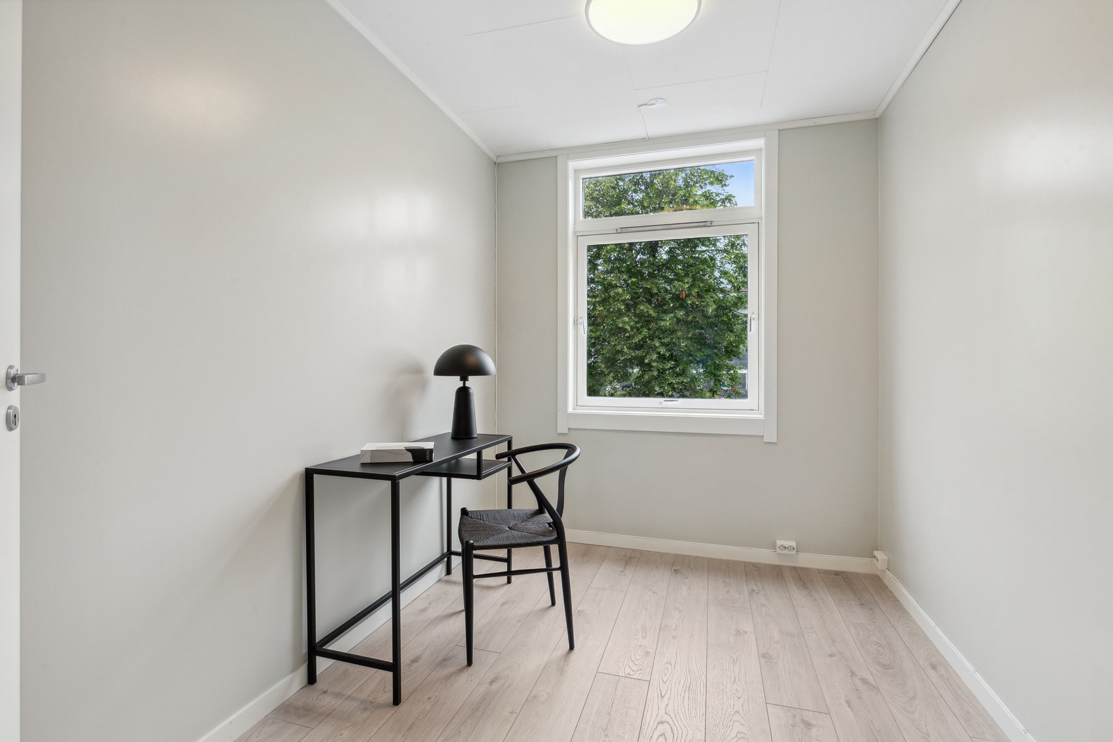 Leilighetens tredje soverom - her illustrert som kontor Galleribilde