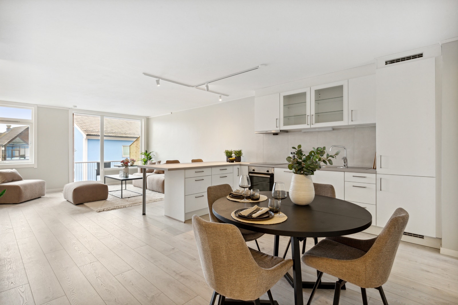 Det er plass til et romslig spisebord i kjøkken-sonen Galleribilde