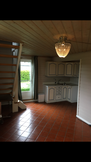 Liten kjøkkenkrok, med vask og plass til komfyr /kjøleskap. Utgang til hage Galleribilde