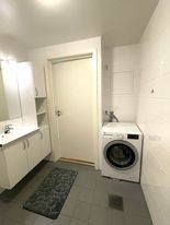 Opplegg for vaskemaskin og tørketrommel på bad. Galleribilde