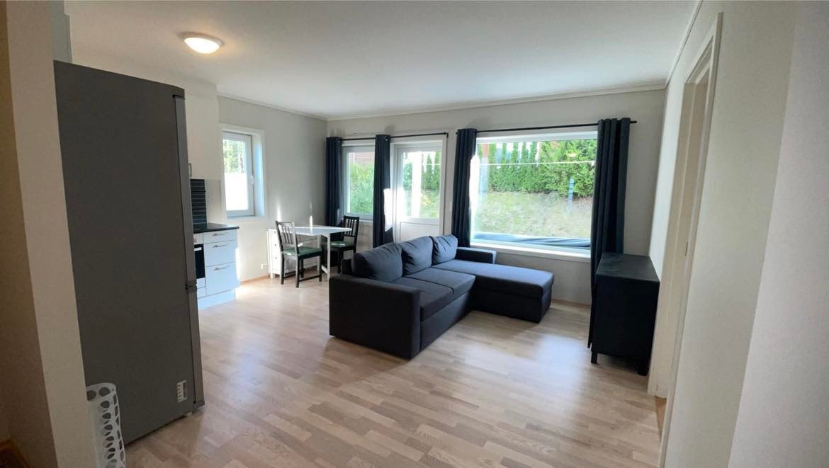 Lyst og fint med store vinduer. Galleribilde