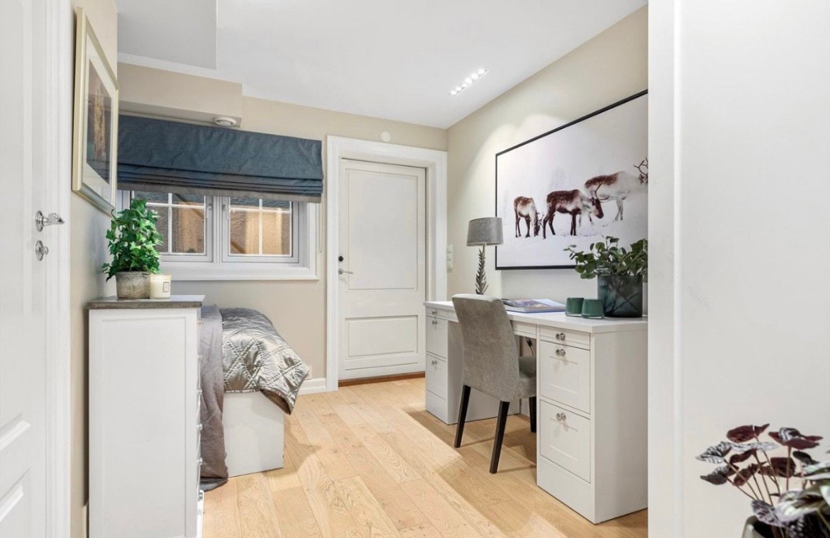 Illustrasjon - god plass til kommode/skrivepult på soverom Galleribilde