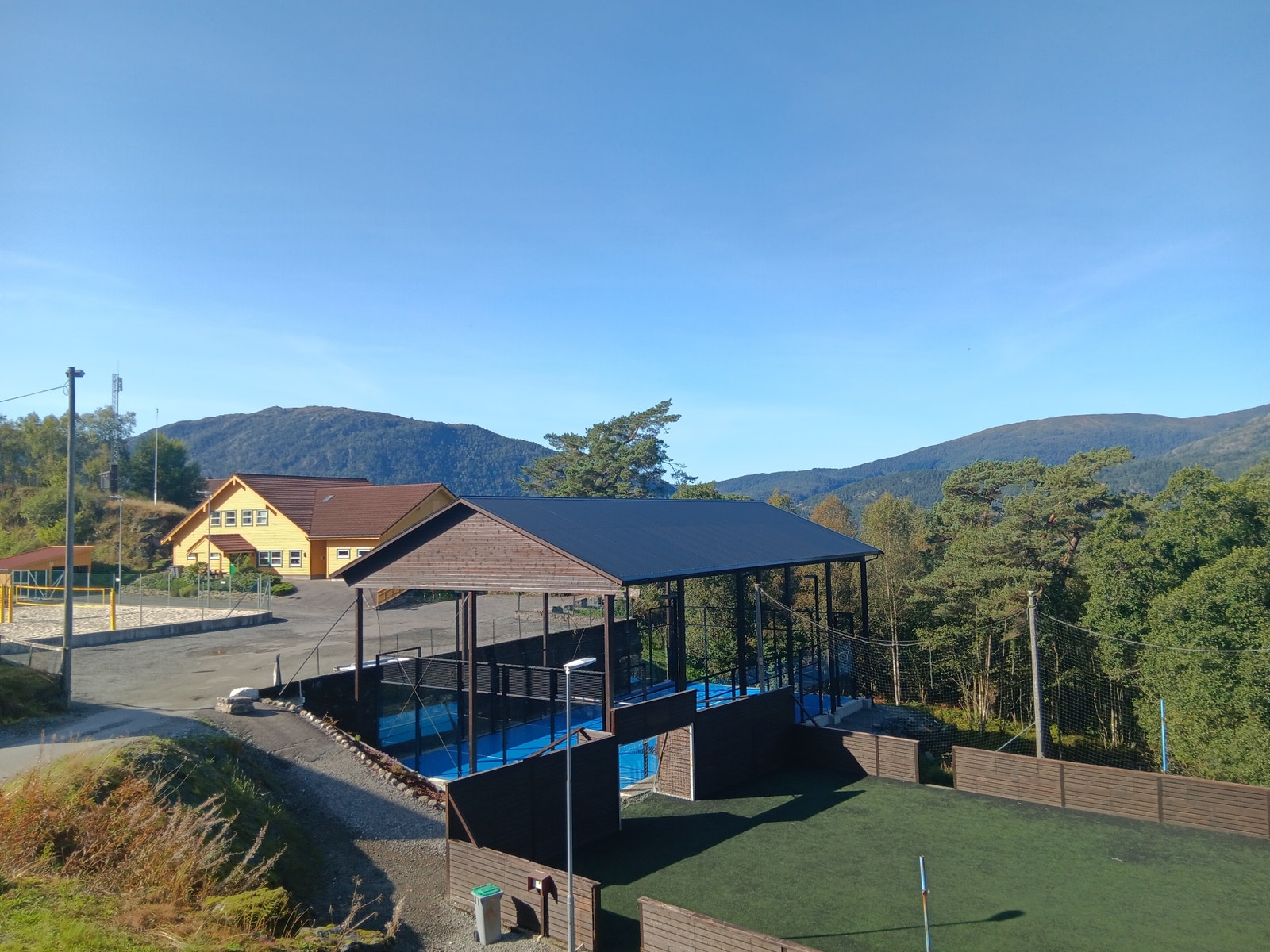 Samfunnshus, padletennisbane, sandvolleyballbane, ballbinge og lekeplass. Galleribilde
