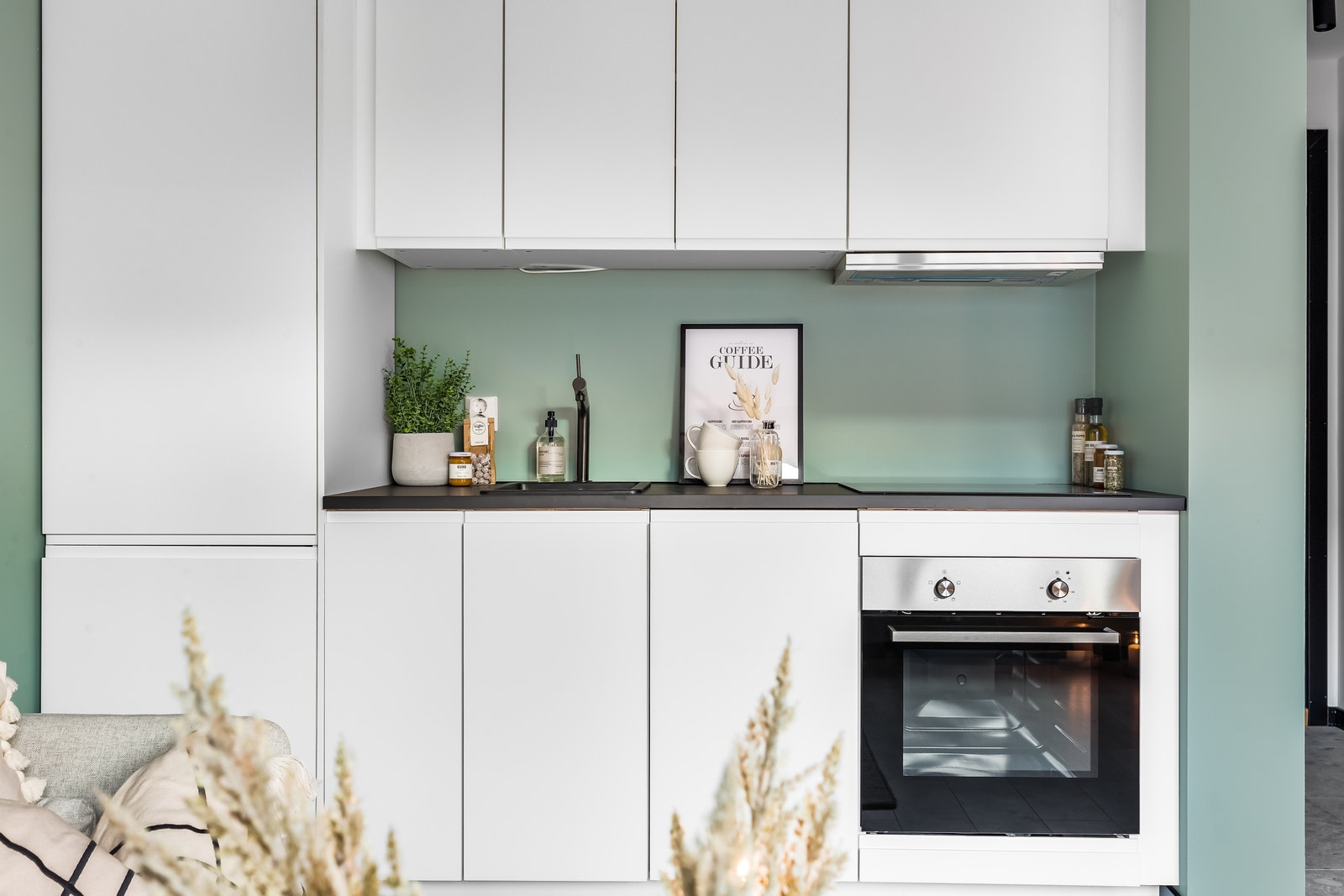 Moderne kjøkken med integrert stekeovn, induksjonstopp, oppvaskmaskin og kjøl/frys Galleribilde