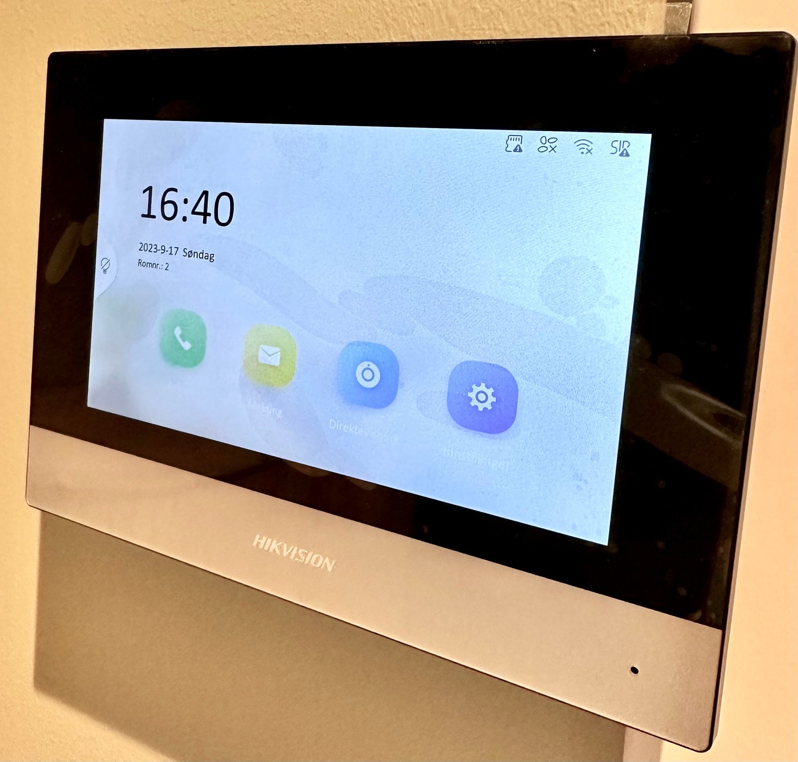 Porttelefon med kamera til begge inngangsdørene av bygget Galleribilde