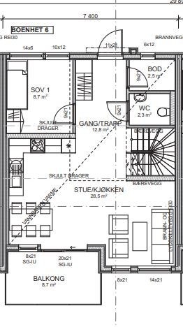 Når du kommer inn i huset, leder en romslig gang deg inn til den åpne stue- og kjøkkenløsningen som er designet for sosiale stunder med familie og venner. Herfra har du direkte adkomst til balkongen – et ypperlig sted for å nyte morgenkaffen. Galleribilde