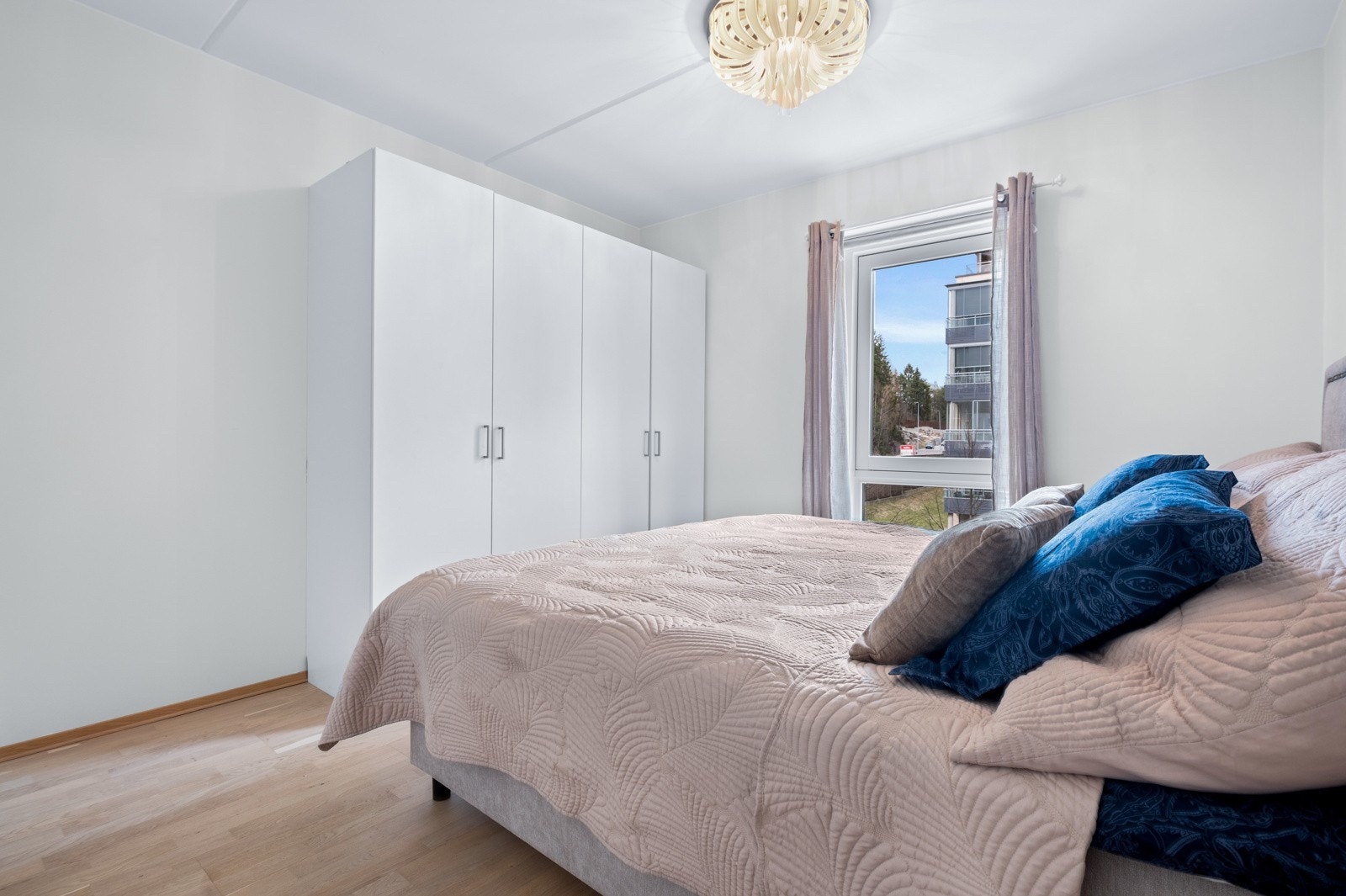 Stort soverom med romslig garderobeskap Galleribilde