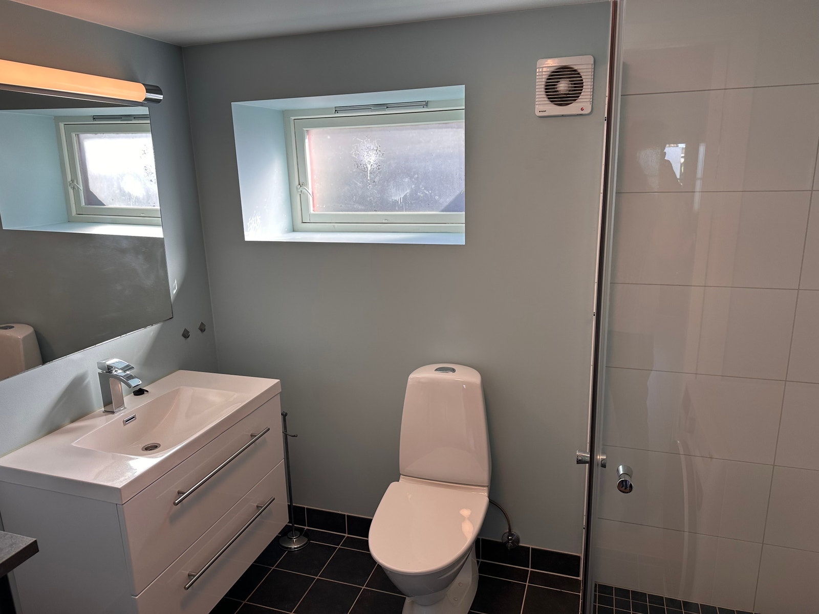 Bad med vaskemaskin Galleribilde