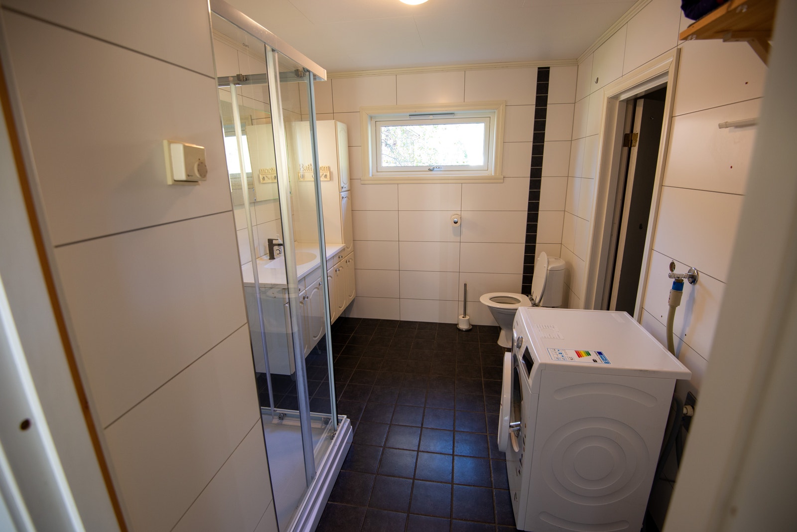 Bad med garderoberom like innom Galleribilde