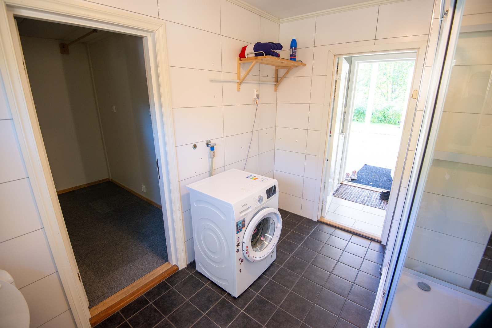 Bad med garderoberom like innom Galleribilde