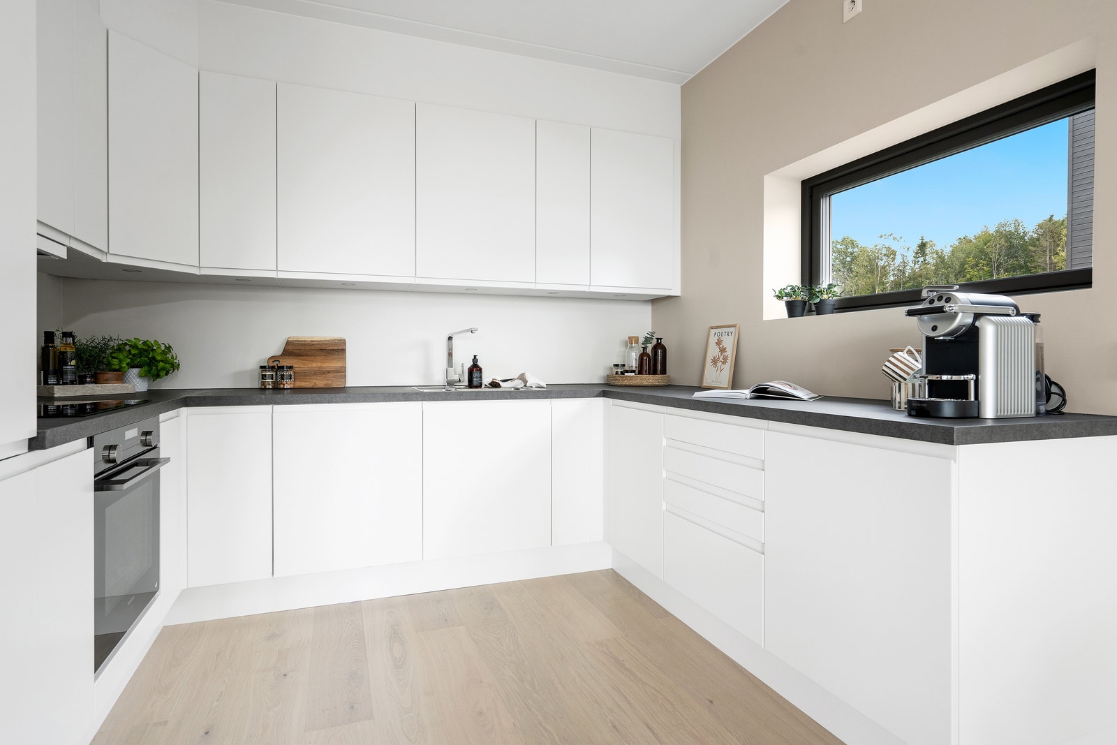 Lyst og fint kjøkken fra HTH, dette er fra blokk 25, leil. 101 Galleribilde