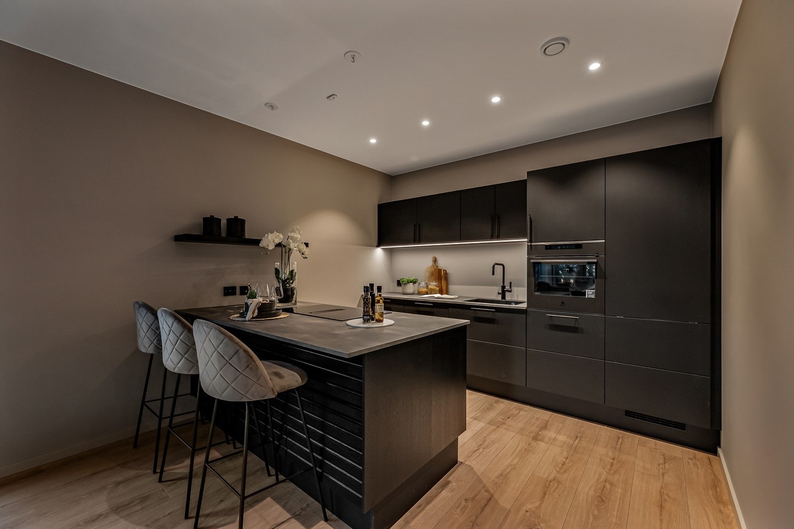 Eksklusivt kjøkken fra Svane med integrerte hvitevarer. Galleribilde