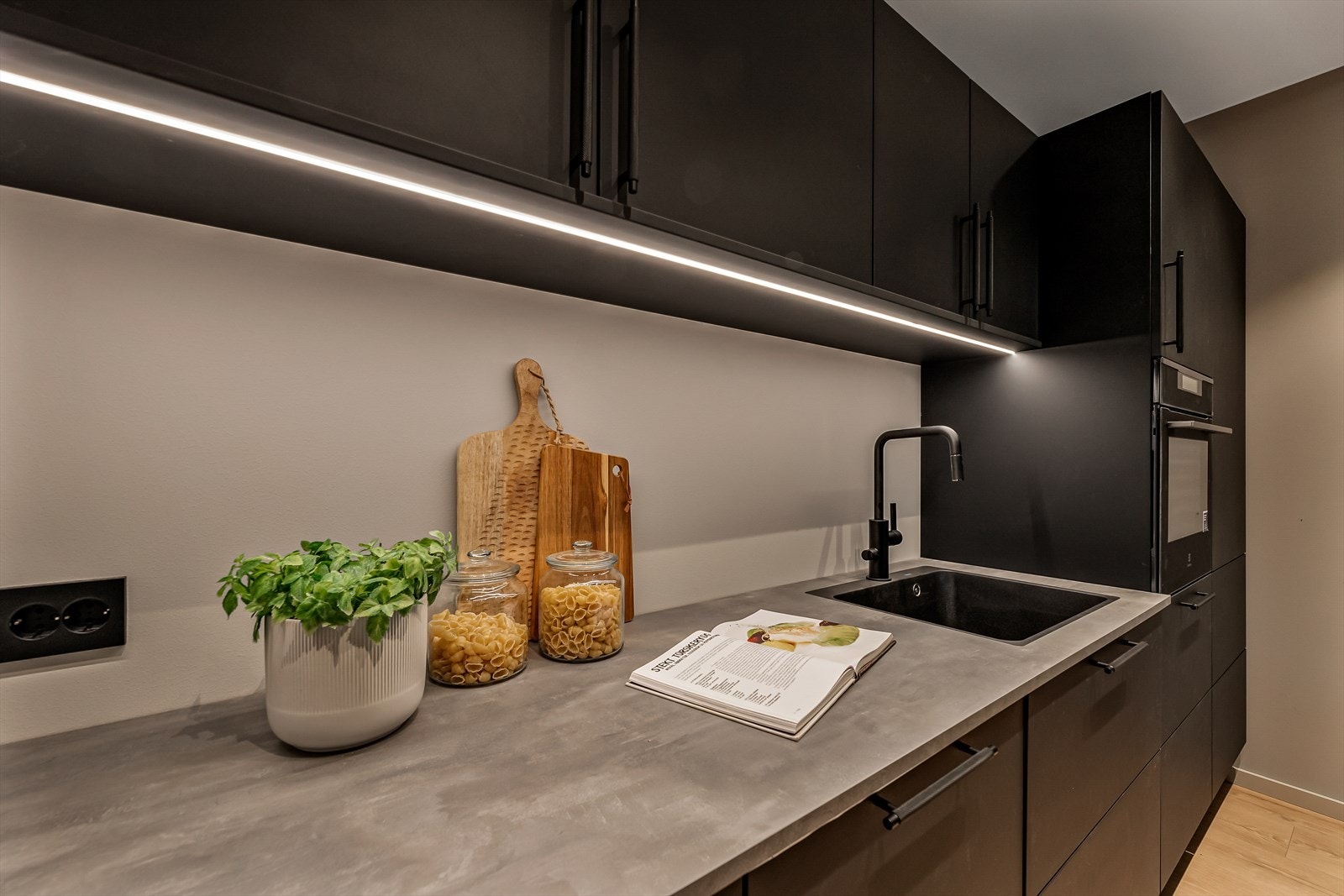 Kjøkkenet får rikelig med skap- og benkeplass. Galleribilde