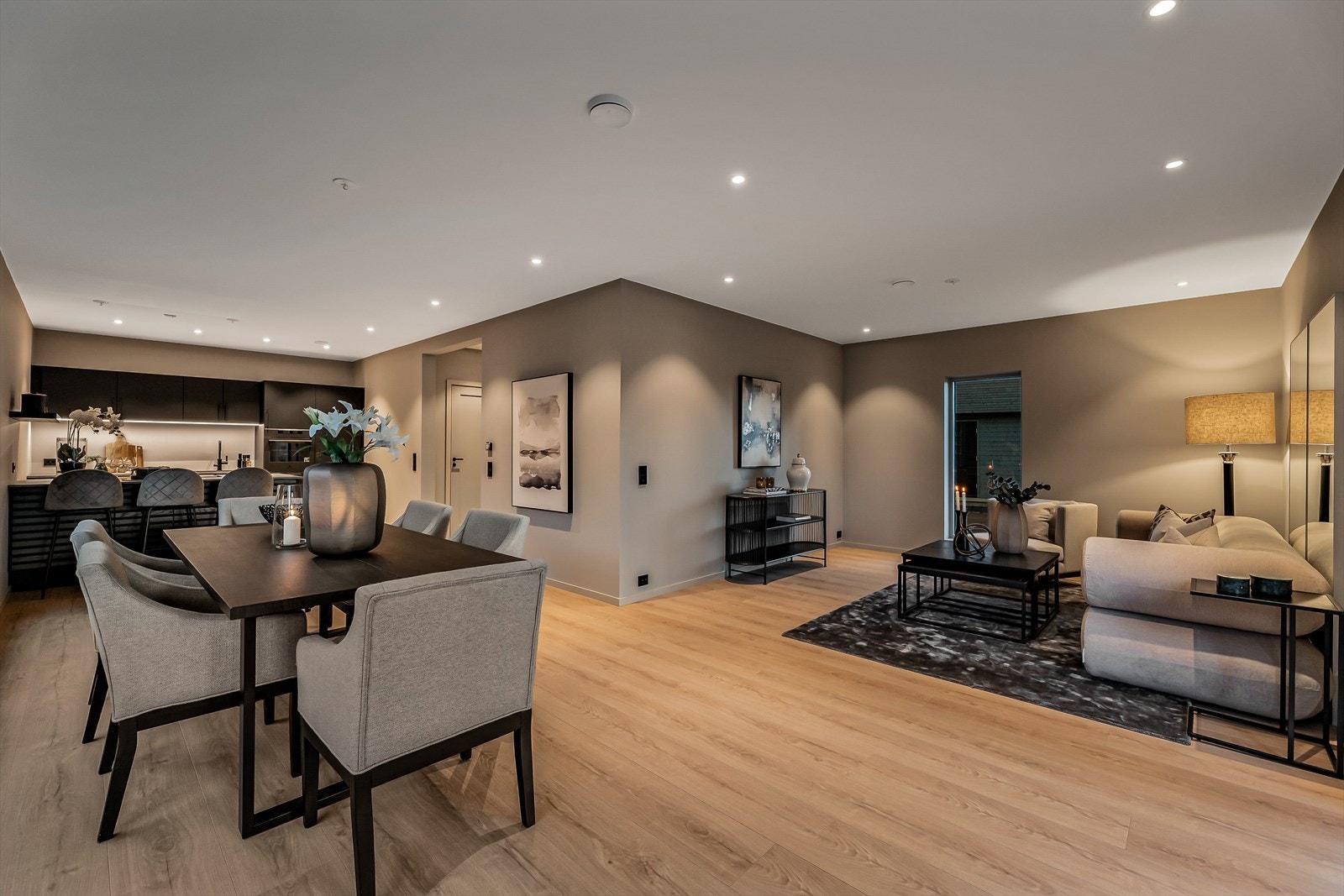 I boligen får du en meget romslig og åpen stue-/kjøkkenløsning. Galleribilde