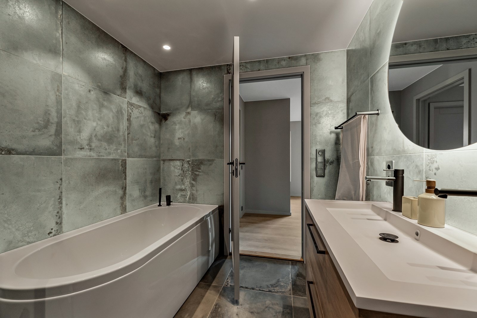 Lekkert bad med påkostet baderomsinnredning, gulvvarme og downlights i tak. Galleribilde