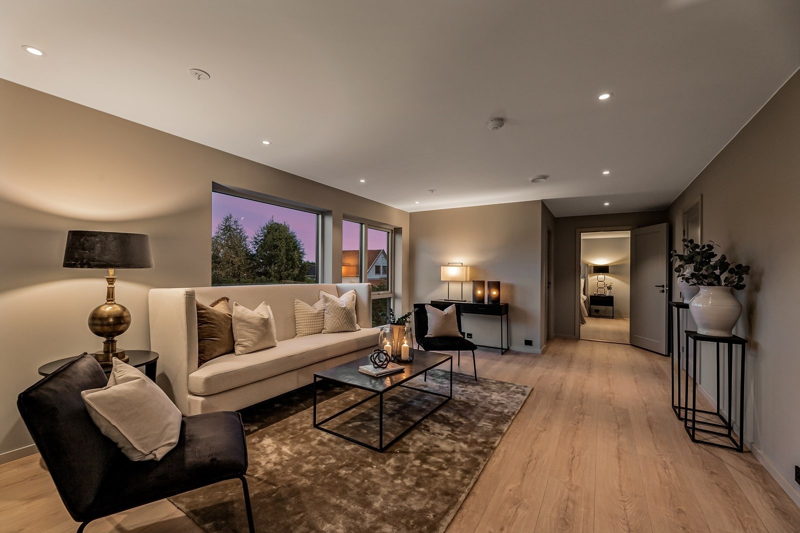 Stuen er av god størrelse hvor det er godt med plass til flere sitte grupper. Galleribilde