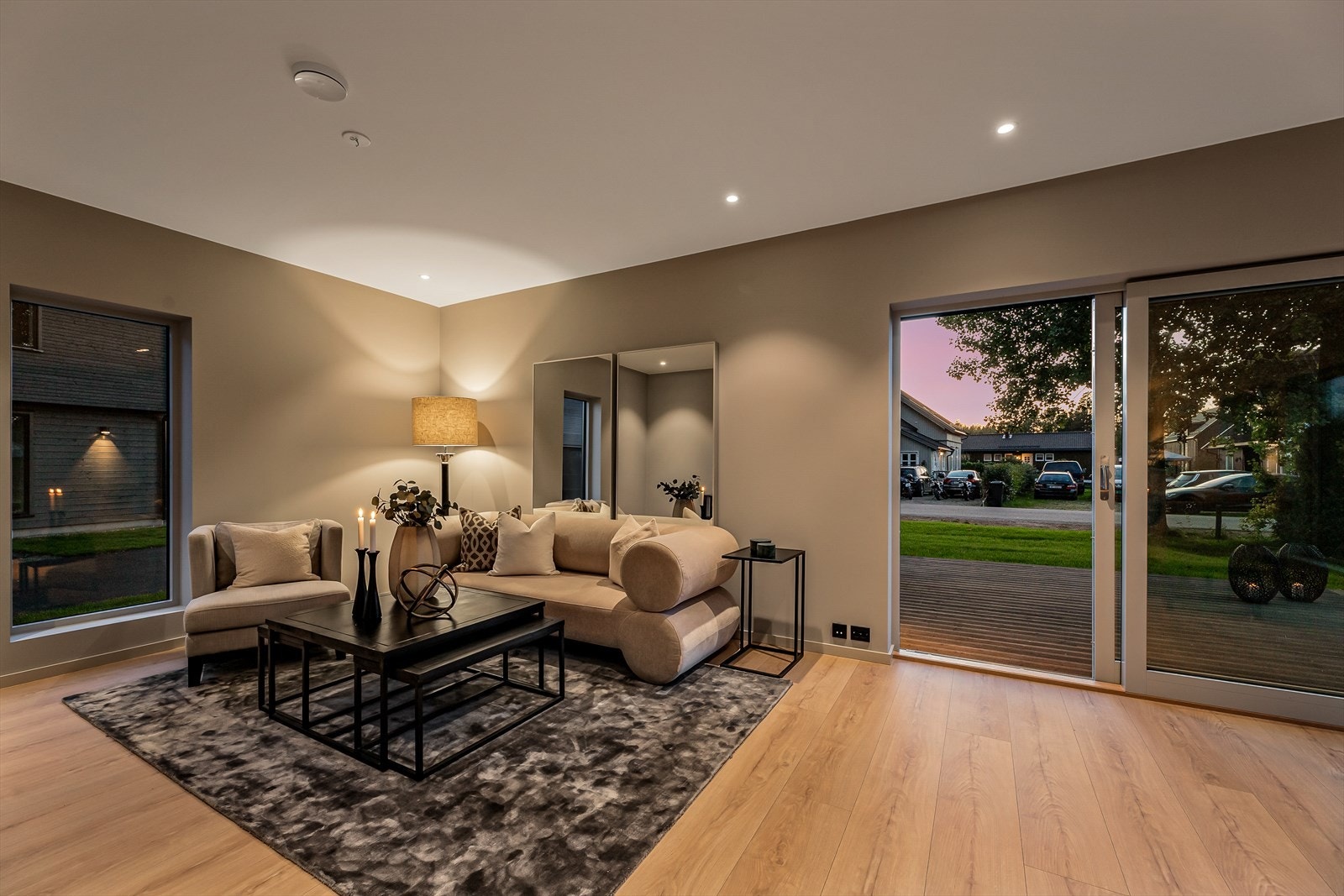 Det er store vindusflater og skyvedør ut mot terrassen - perfekt for å forlenge sommeren. Galleribilde