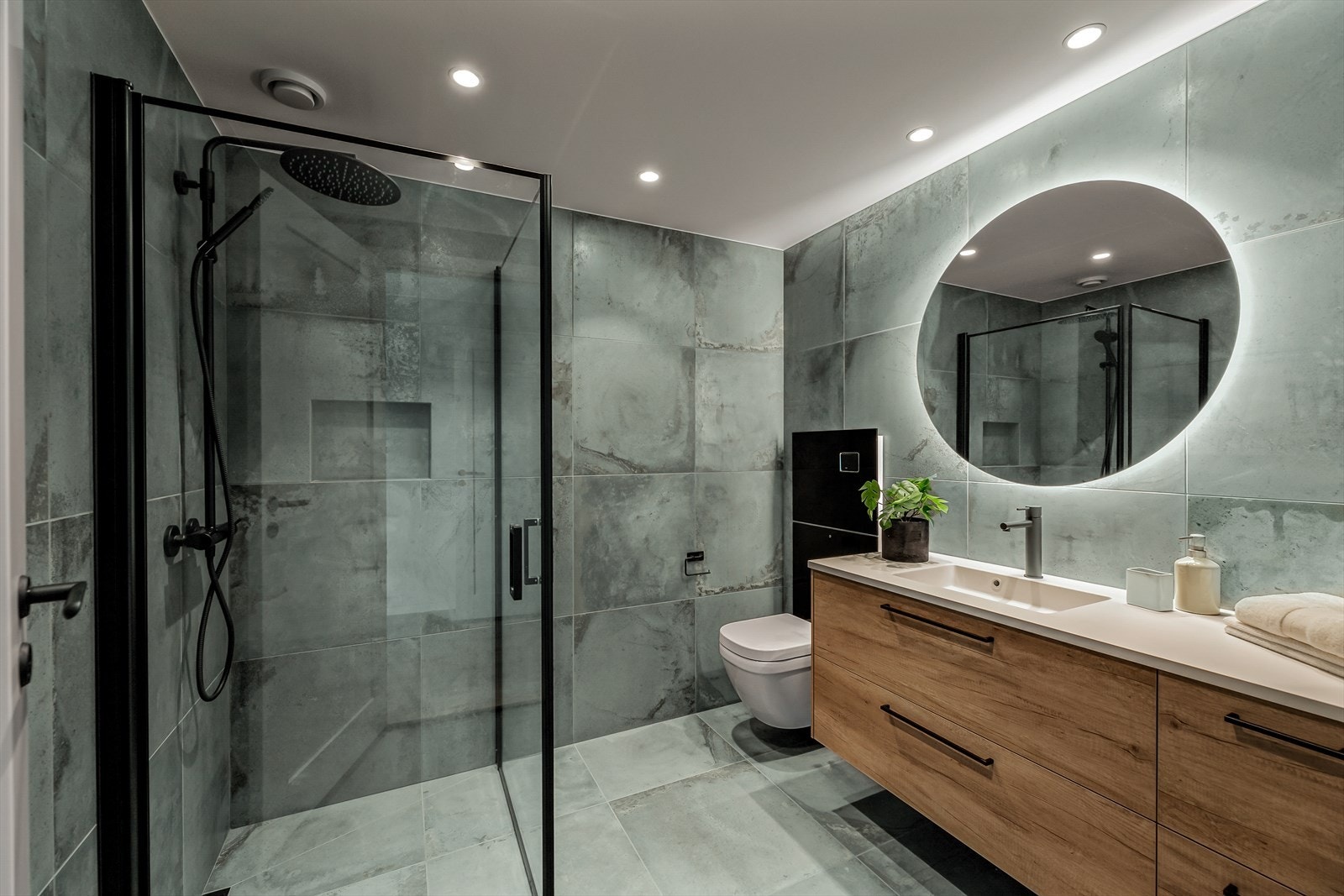 Boligen har to lekre bad med påkostet baderomsinnredning, gulvvarme og downlights i tak. Galleribilde