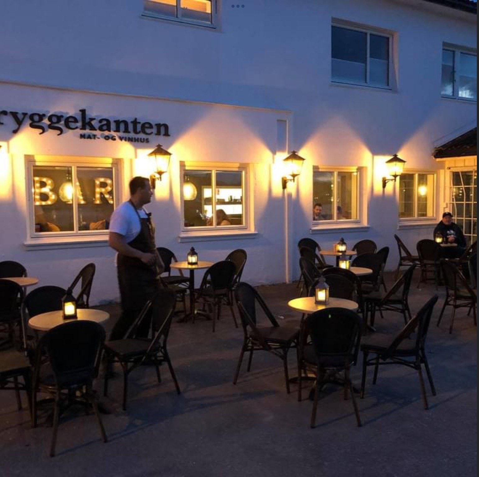 Uteservering foran bar Galleribilde