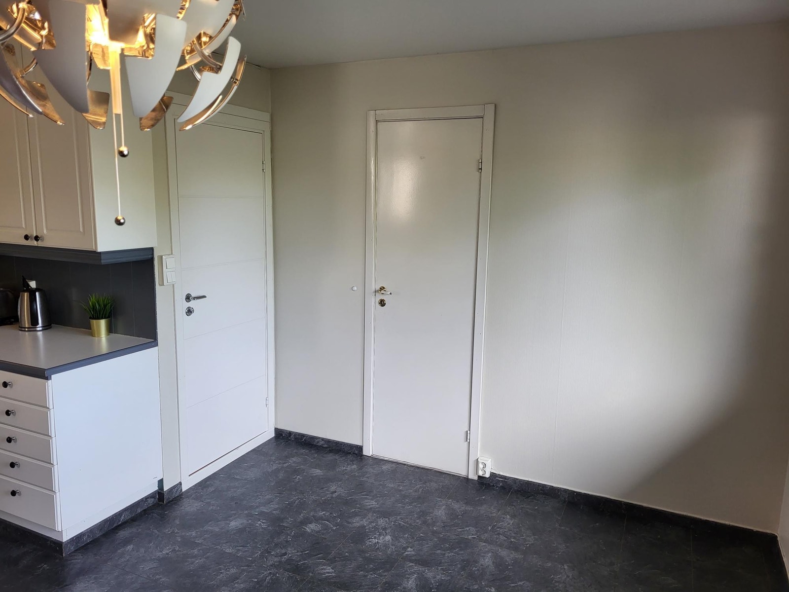 Stue mot kjøkken/inngang/innebod Galleribilde
