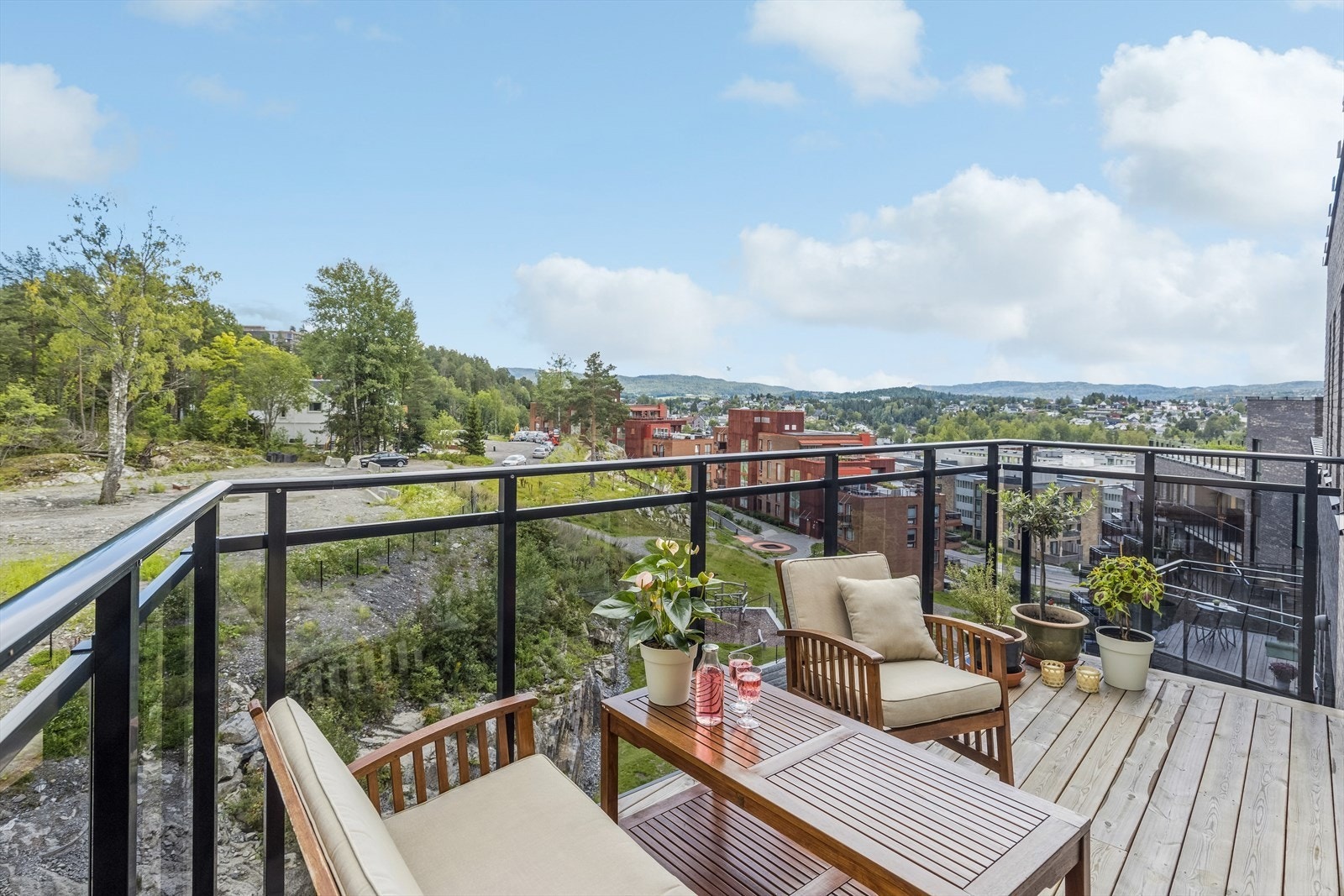 Balkong med utsikt. Utemøblement følger med. Det er belysning ute. Galleribilde