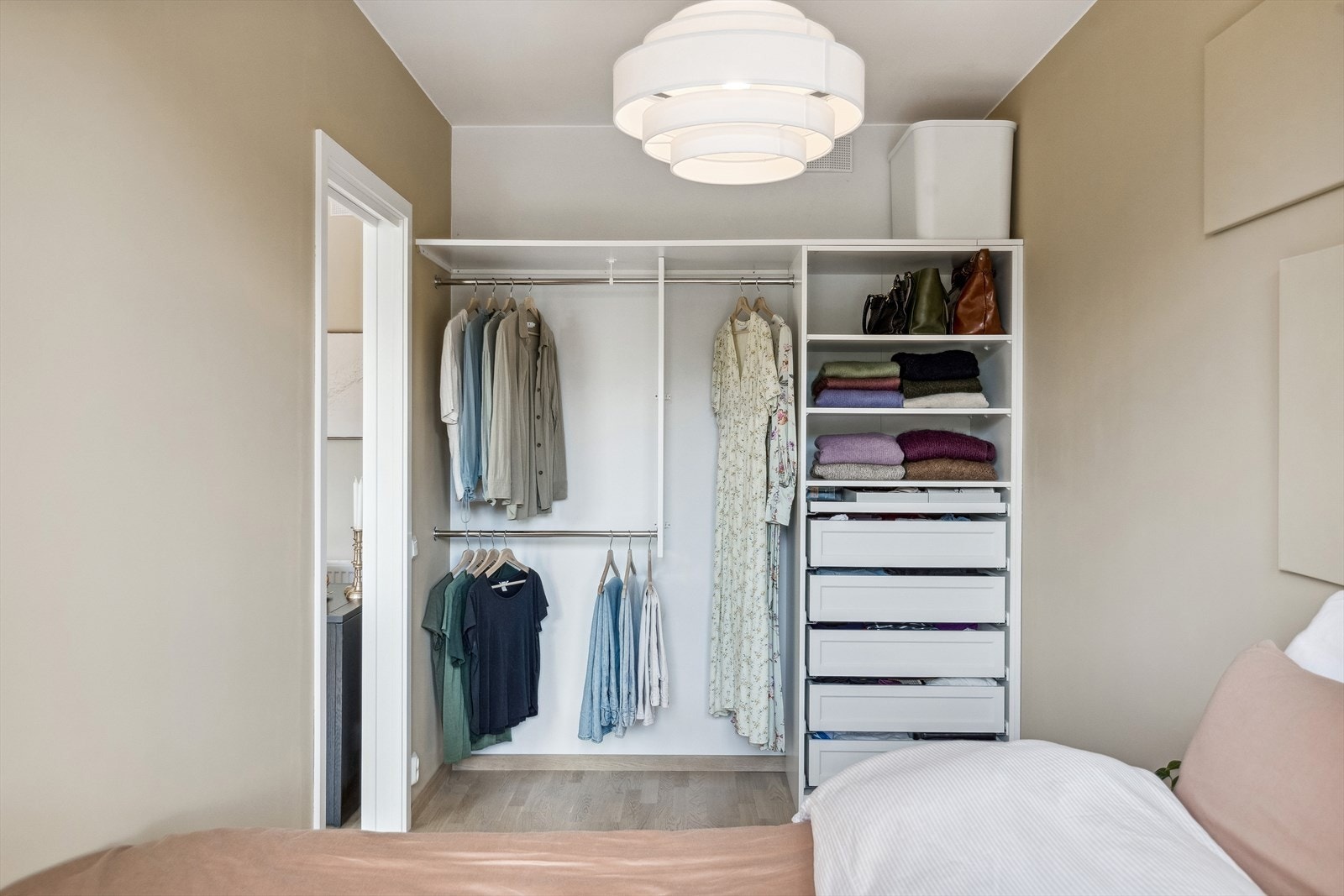 Soverom med moderne og smart garderobeløsning. Galleribilde