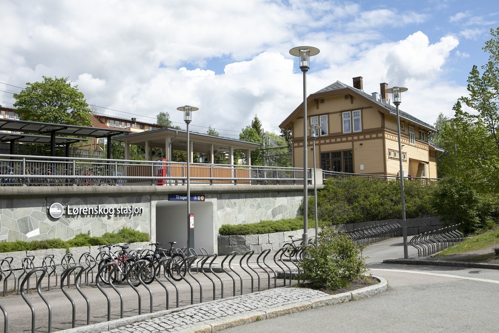 Lørenskog stasjon. Tar kun 17 min med tog til Oslo S. Busser og tog går ofte, noe som er utrolig behagelig med tanke på jobb, studier eller annet. Galleribilde