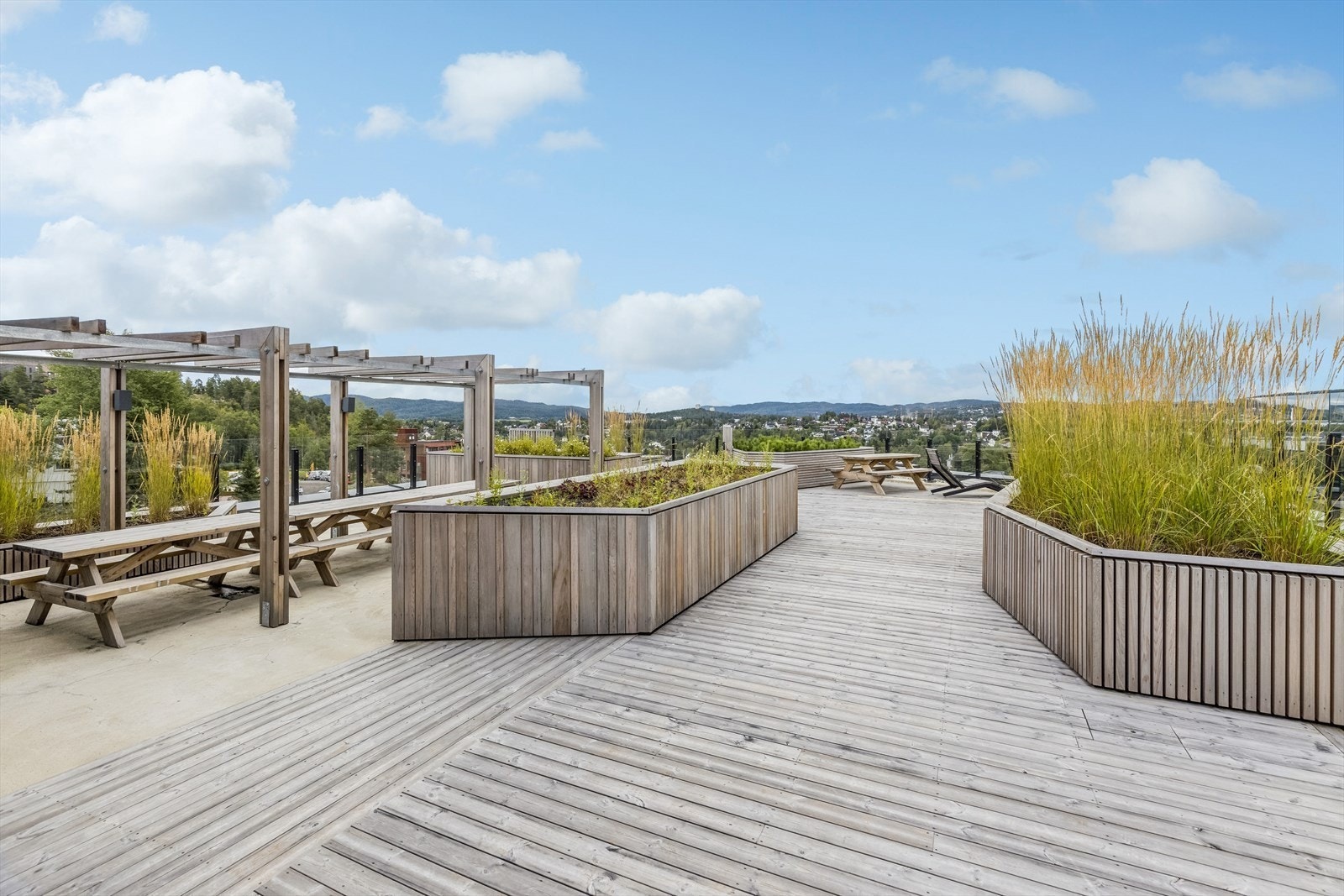Takterrasse. Svært lite brukt av beboere. Så og si alltid tomt. Mulighet for leie av grill av sameiet. Finnes også enkle treningsapparater som en kan benytte seg av. Ellers generelt, veldig hyggelig og rolig sted. Galleribilde
