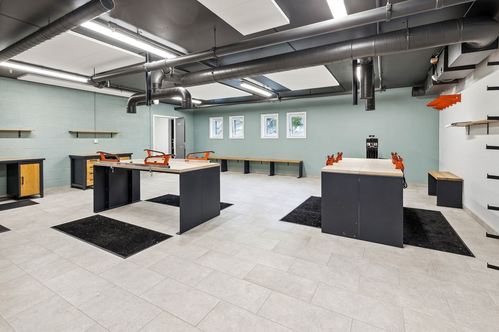 Smørebod for beboer. Bygget er rett ved marka, så det er enkelt å komme seg ut i naturen med riktig preppet utstyr. Galleribilde