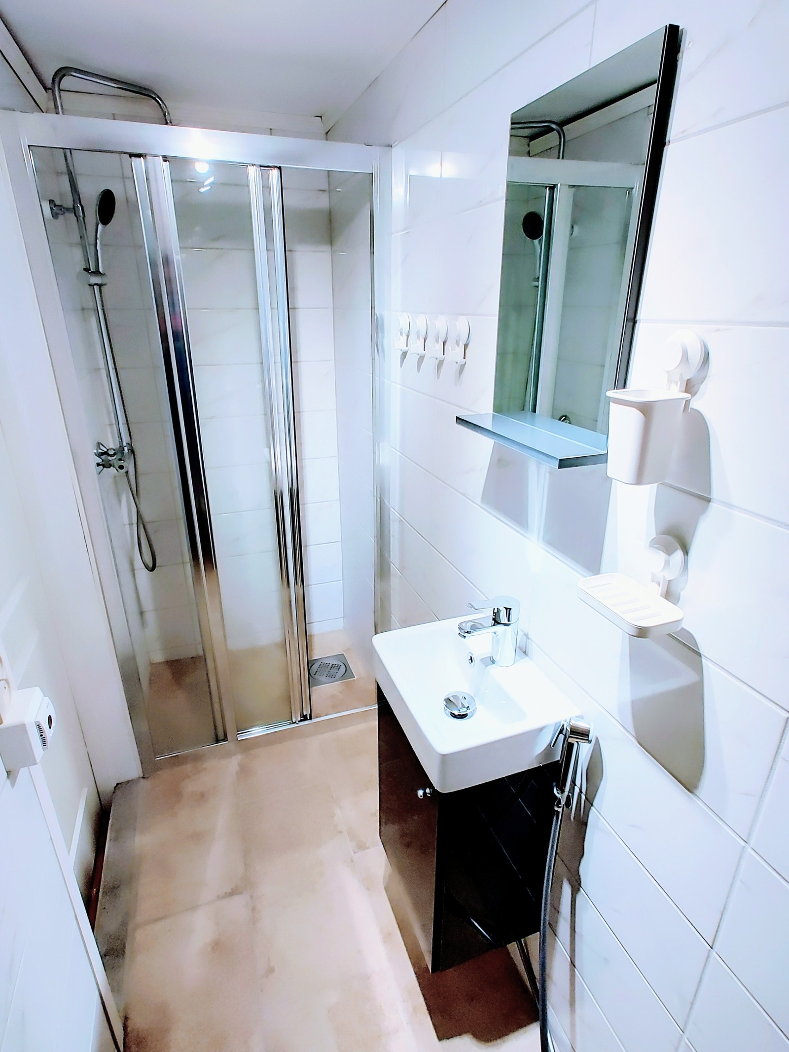 Bad/toalett/dusj sett fra annen vinkel. Galleribilde