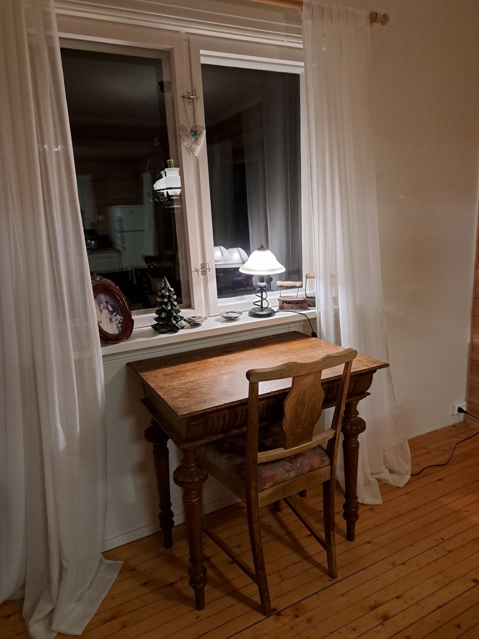 Koselig arbeidsplass i stua Galleribilde