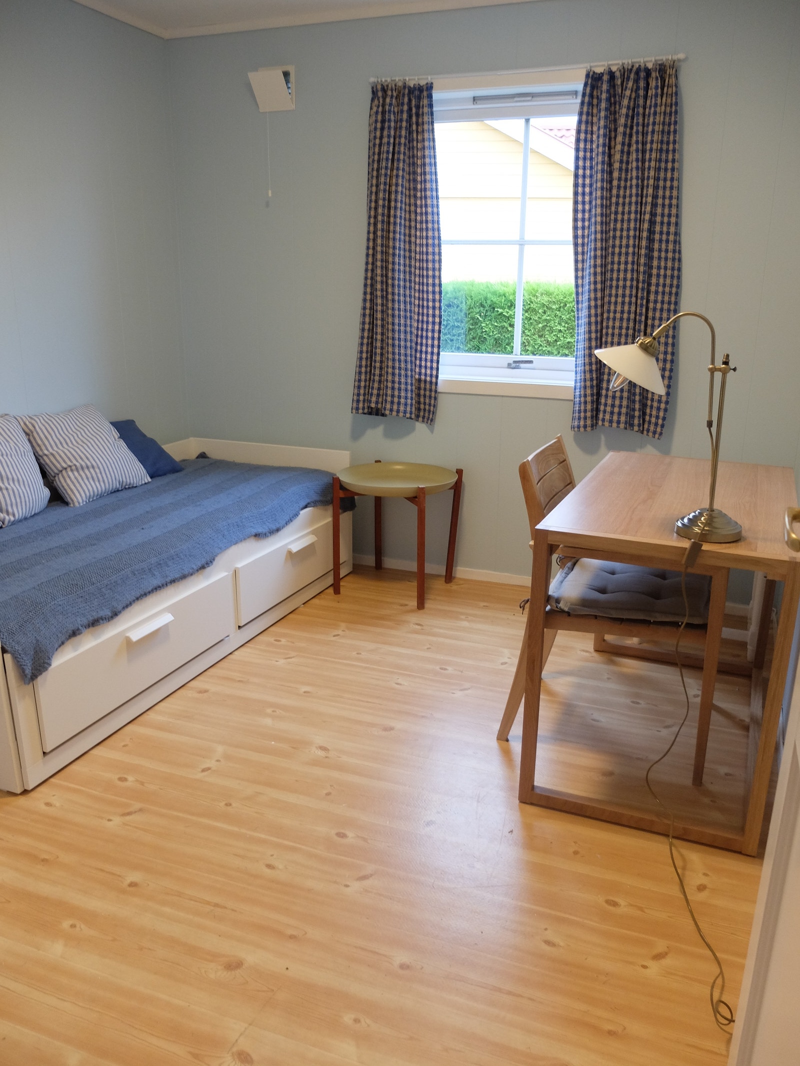Mindre soverom med daybed (kan trekkes ut til to) og arbeidspult. Galleribilde