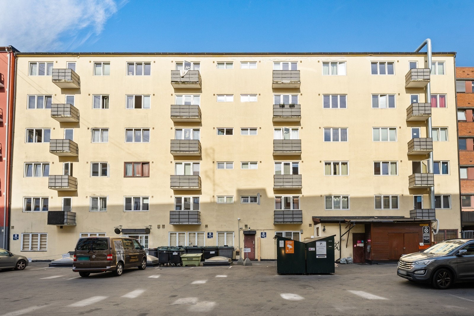 Bygget sett fra bakgården. Her vender leiligheten og terrassen Galleribilde
