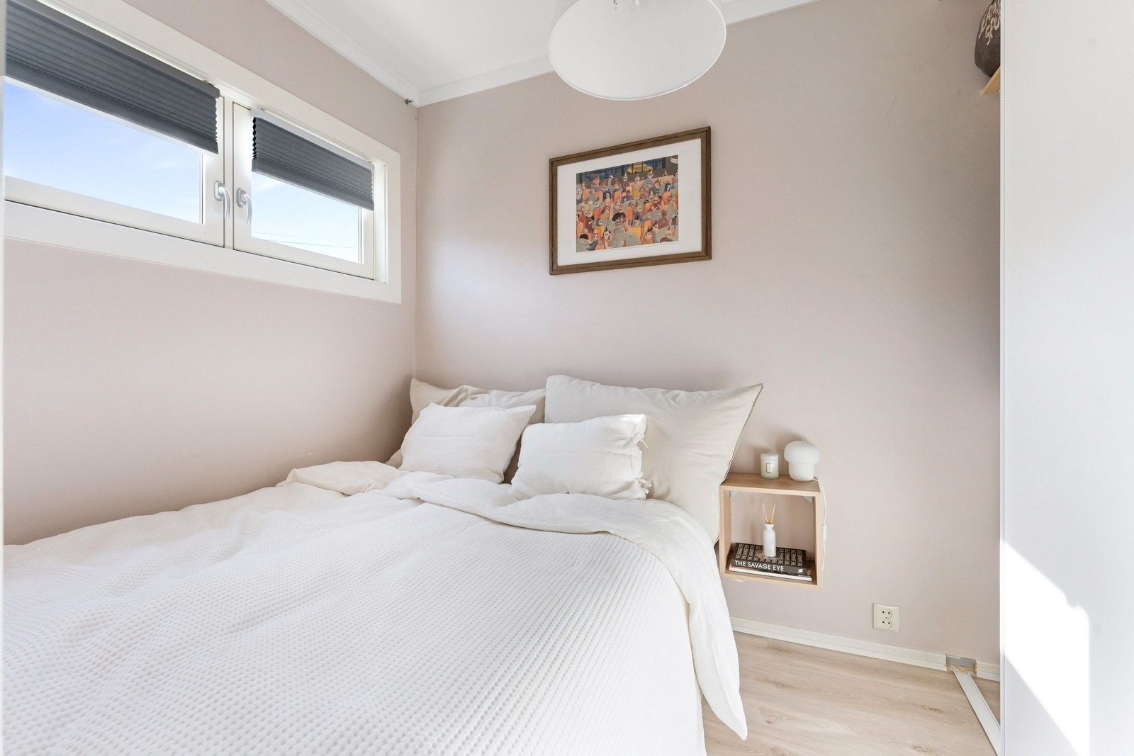 Soverom med 160cm dobbeltseng. Skyvedørsgarderobe langs veggen Galleribilde