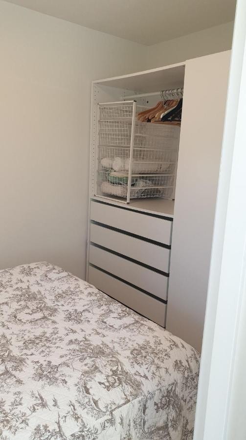 Lite soverom med garderobeskap Galleribilde