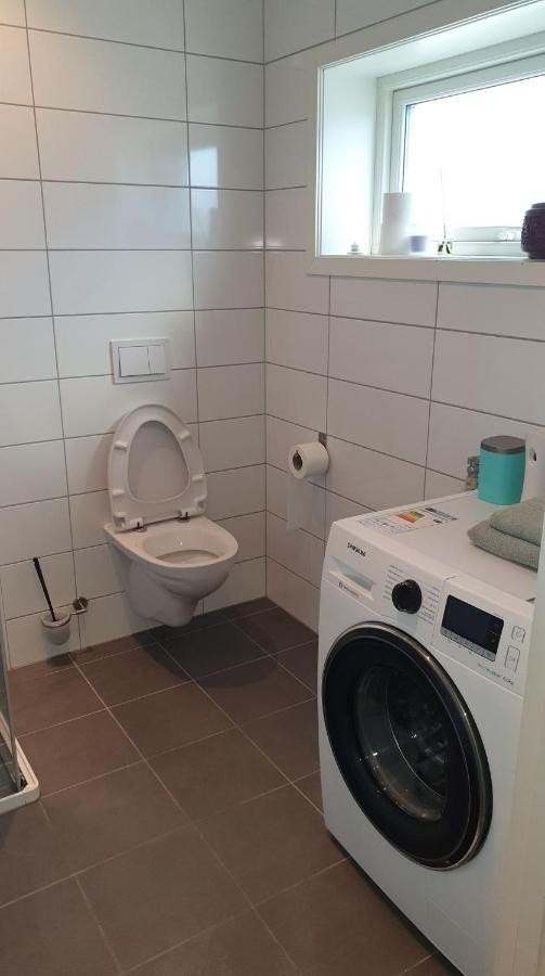 Badet med vaskemaskin Galleribilde