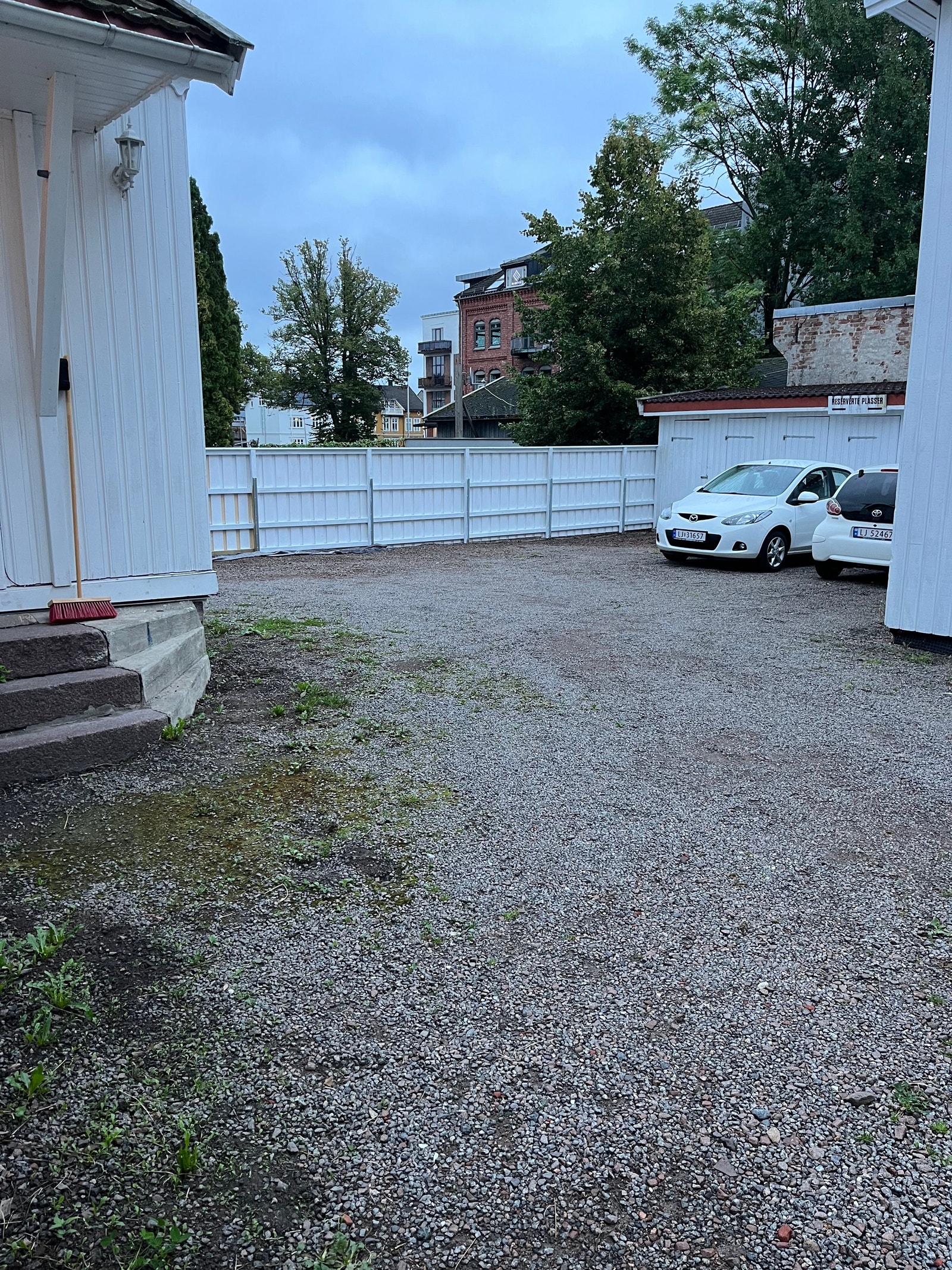 Felles bakgård med parkering og uteplass. Her kan man ha møbler og grille. Galleribilde