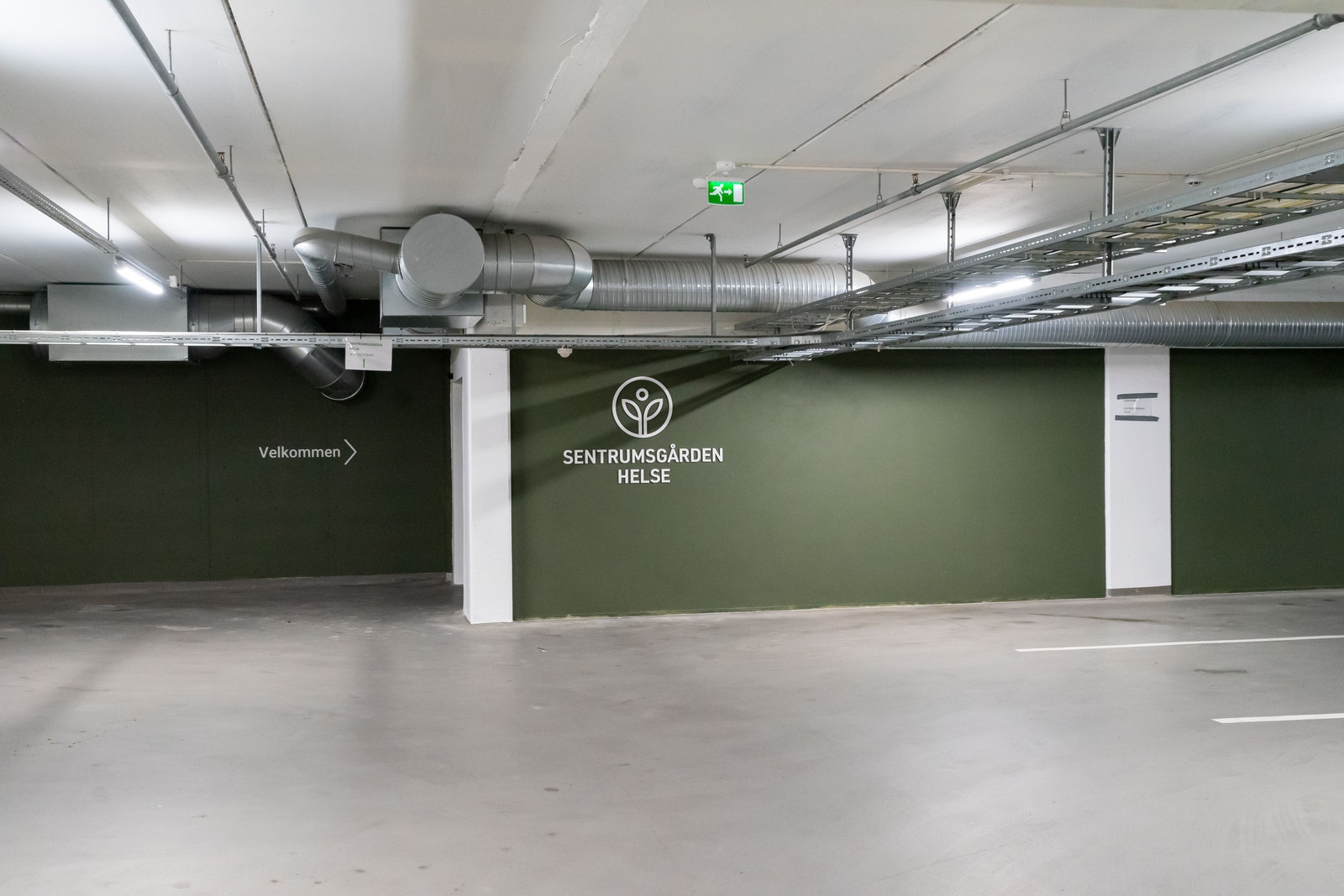 Garasjeanlegg. 12 biler har reservert parkeringsplass like ved inngang. Galleribilde