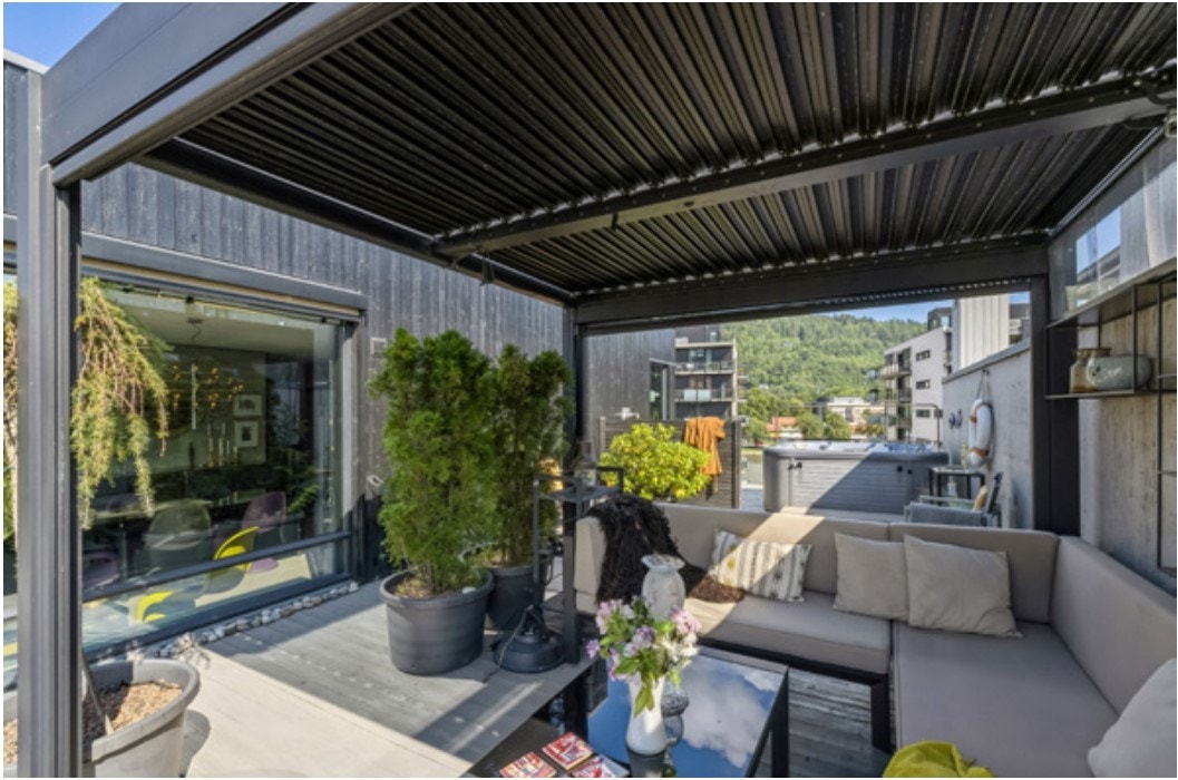 Pergola på takterrassen med ekstra sittegruppe Galleribilde