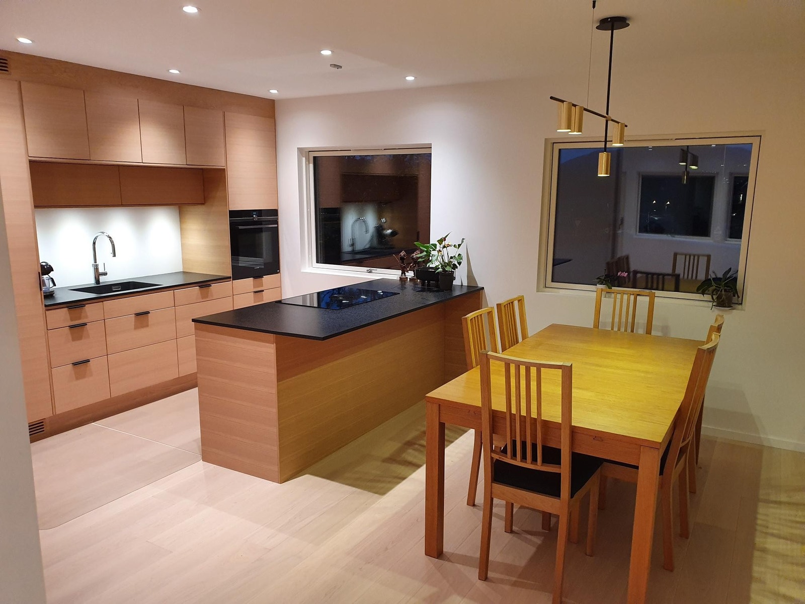 Kjøkken/stue i 1 etasje Galleribilde