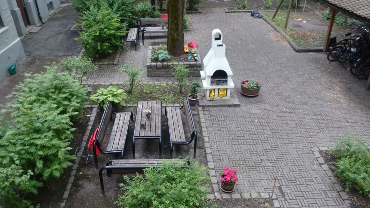 En flott og trivelig bakgård med mulighet for grilling og sammenkomster. Galleribilde