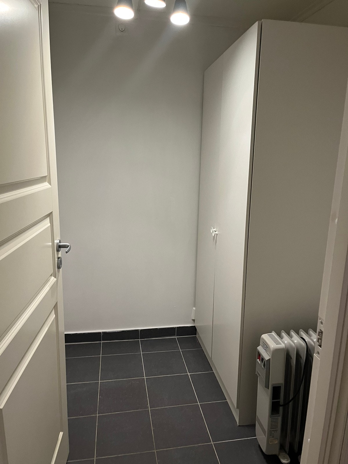 Bod med 2 garderobeskap Galleribilde