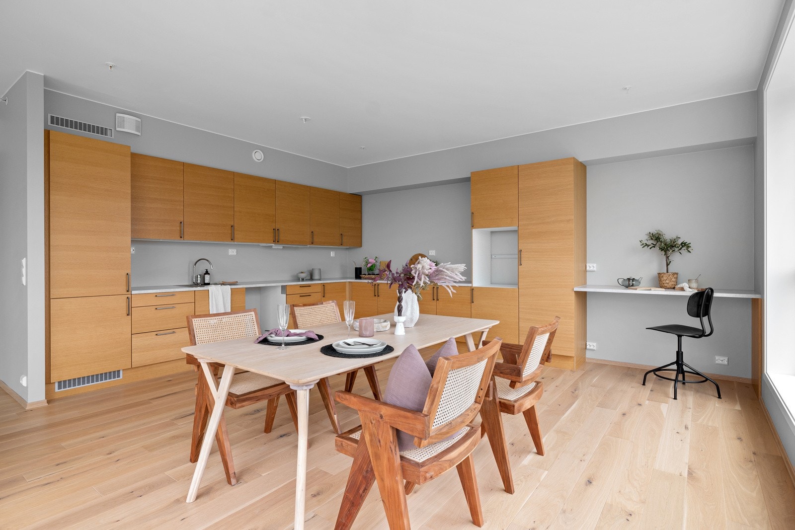 Kjøkkeninnredningen har slette fronter og benkeplate med nedfelt oppvaskkum. Galleribilde