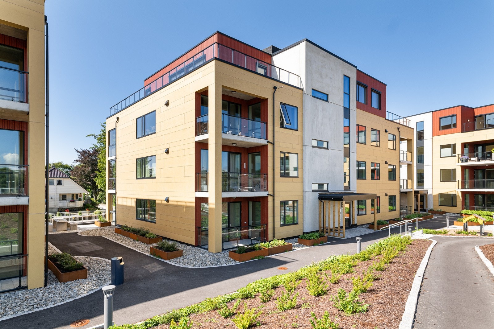 Alle har luftige balkonger, og toppleilighetene får også store private takterrasser med gode sol og utsiktsforhold. Her kan du nyte den sene kveldssola på Kvernalands tak. Galleribilde