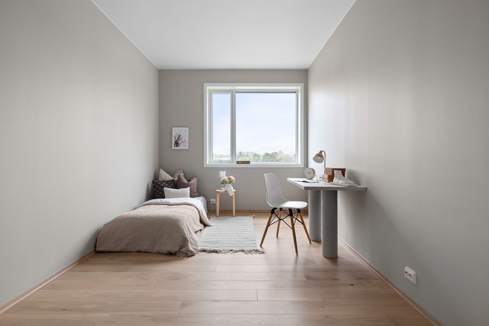 Alle soverommene har gode vindusflater som slipper inn rikelig med naturlig dagslys. Galleribilde