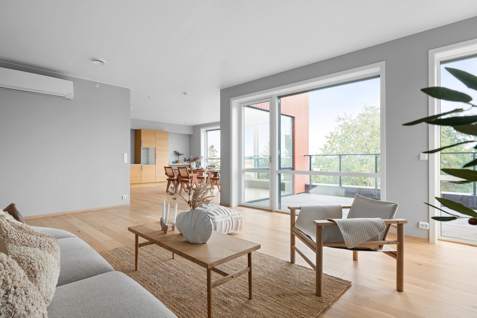 Den gode takhøyden på 2,7 meter er gjennomgående i leiligheten og i stuen er det ekstra høye vinduer, noe som gir ekstra lys og luftig opplevelse. Galleribilde