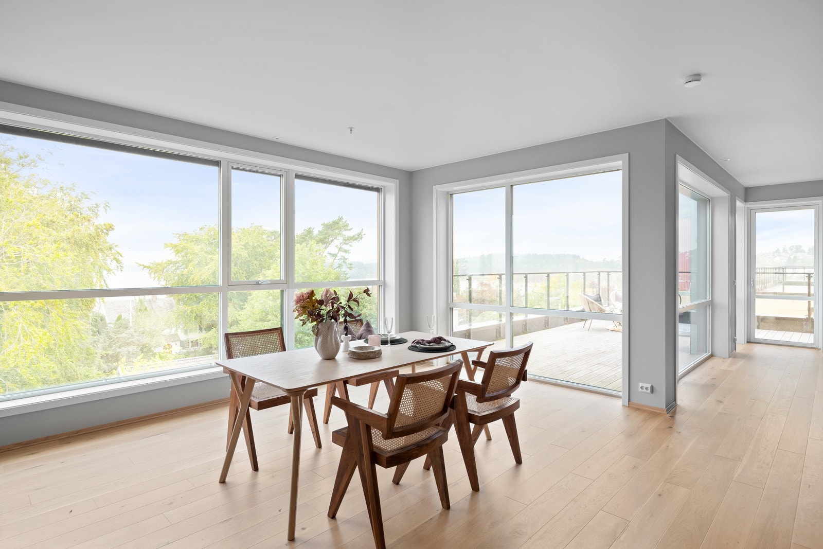 Spisebordet har en naturlig sone like ved kjøkkeninnredningen. Galleribilde