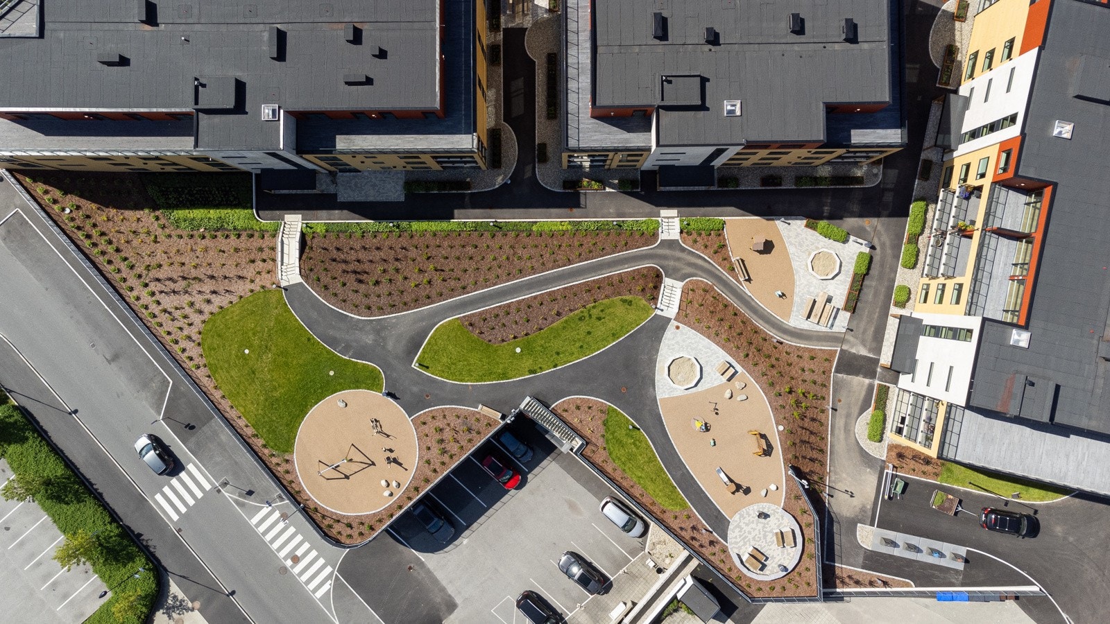 Som navnet sier vil byggene danne et torg hvor det er grønne og sosiale uteområder mellom byggene til glede for alle beboerene, og på gateplan finner du en Kiwi butikk. Galleribilde