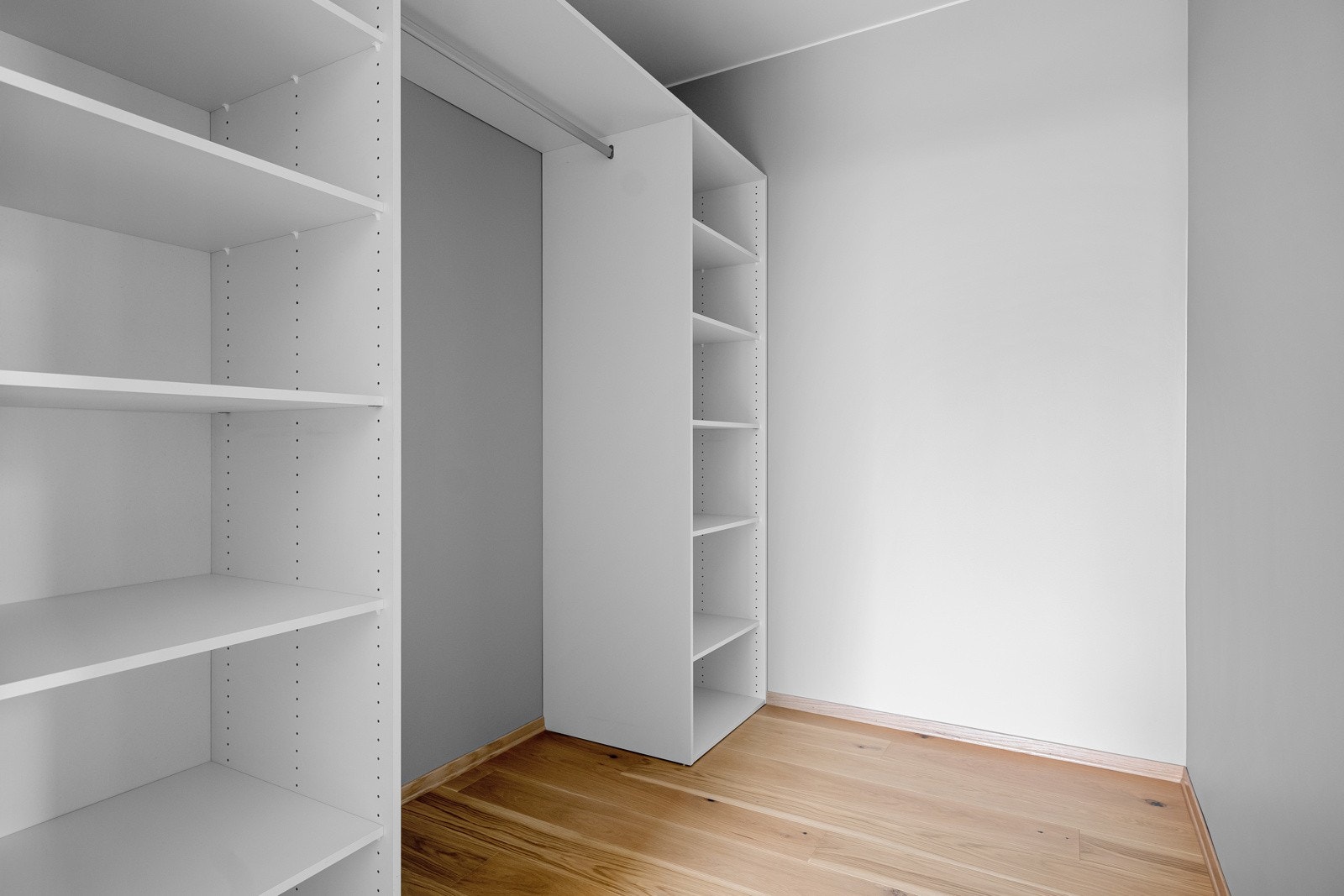 Walk-in closet er innredet med en kjekk garderobeløsning. Galleribilde